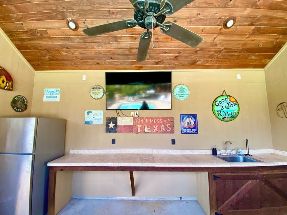 COPA VINO - Large poolside Cabana-full frig, sink, smart tv, half bathroom.