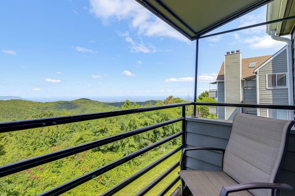 Gatlinburg Vacation Rental | 2BR | 2BA | 906 Sq Ft | Stairs Required