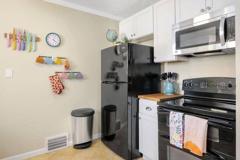 Full Kitchen with appliances