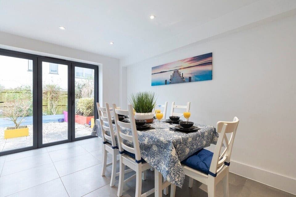 Dining Table at 22 Station Street for 6