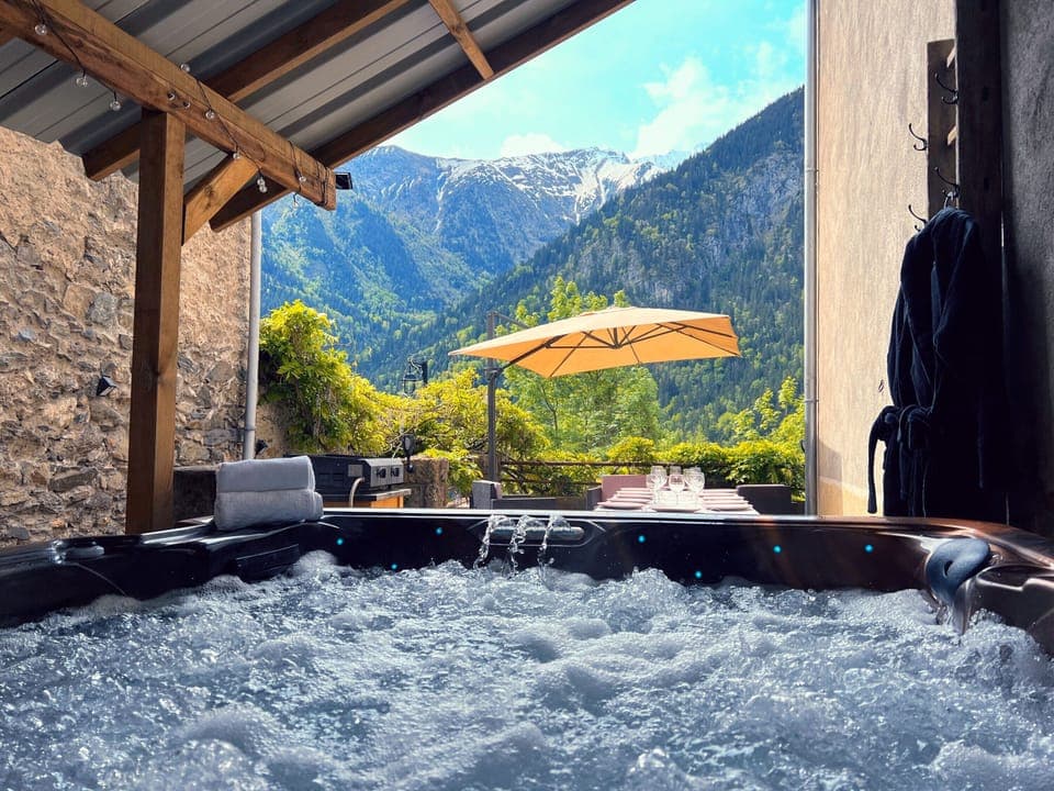 Outdoor spa tub