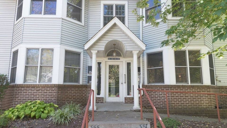 Steps away from IU, bars, restaurants, and all things Bloomington. The best of B-Town is at your doorstep! ‍♂️️