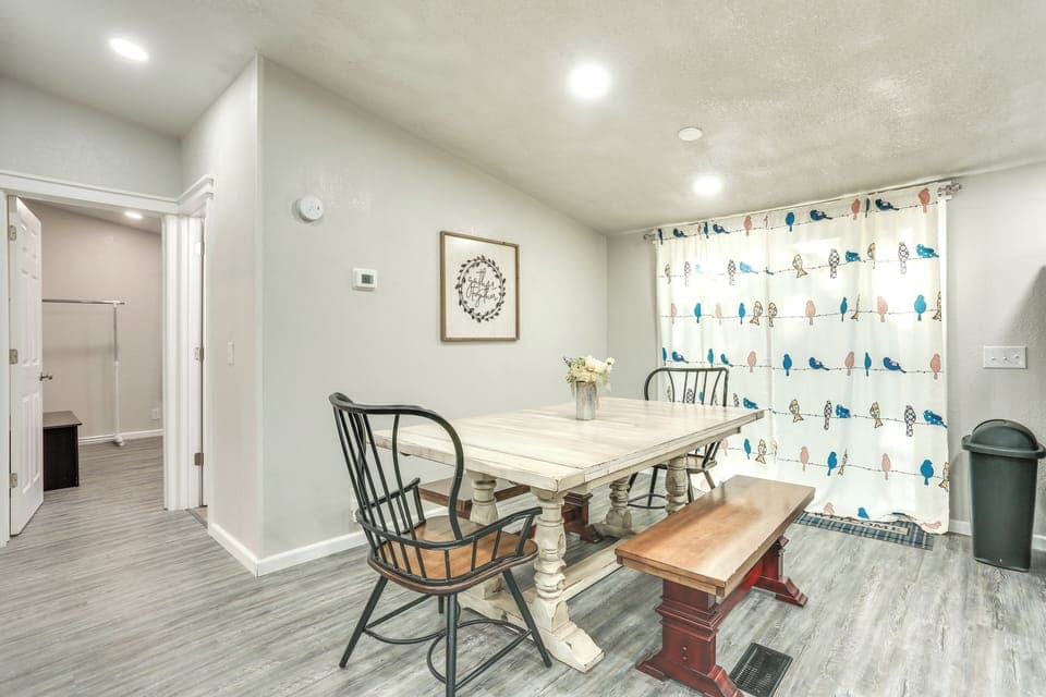 Dining Table | Dishware/Flatware