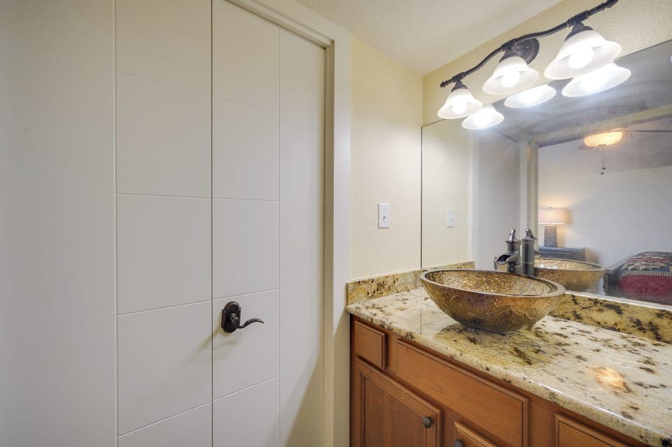 Full Bathroom | Towels Provided | 3rd Floor