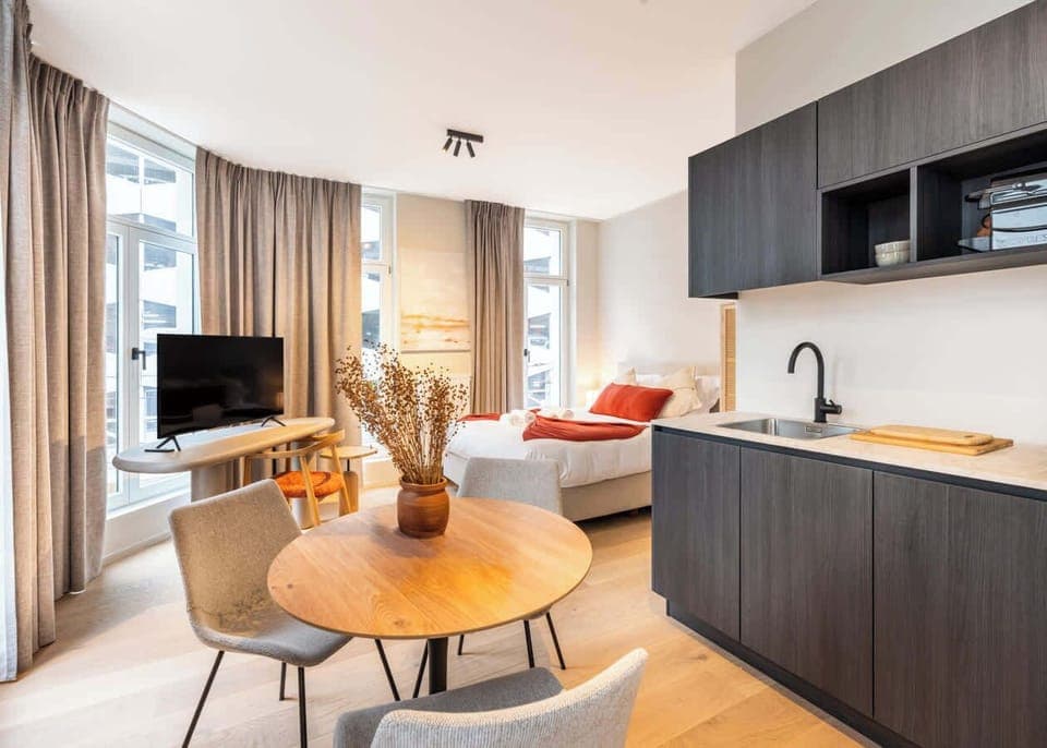 Stylish and bright living room with view on the vibrant city center