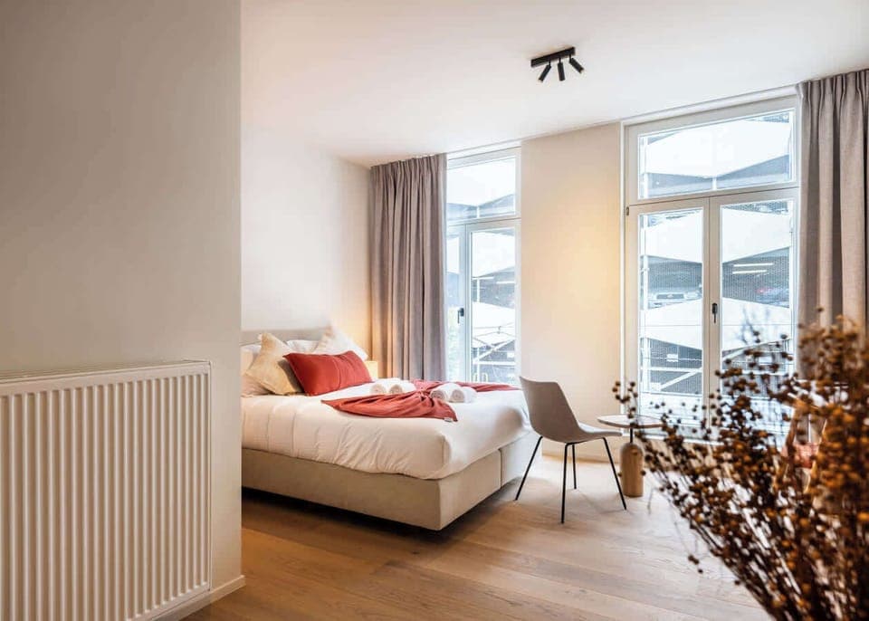 Romantic double bedroom (We provide prepared beds with high-quality bed linen)