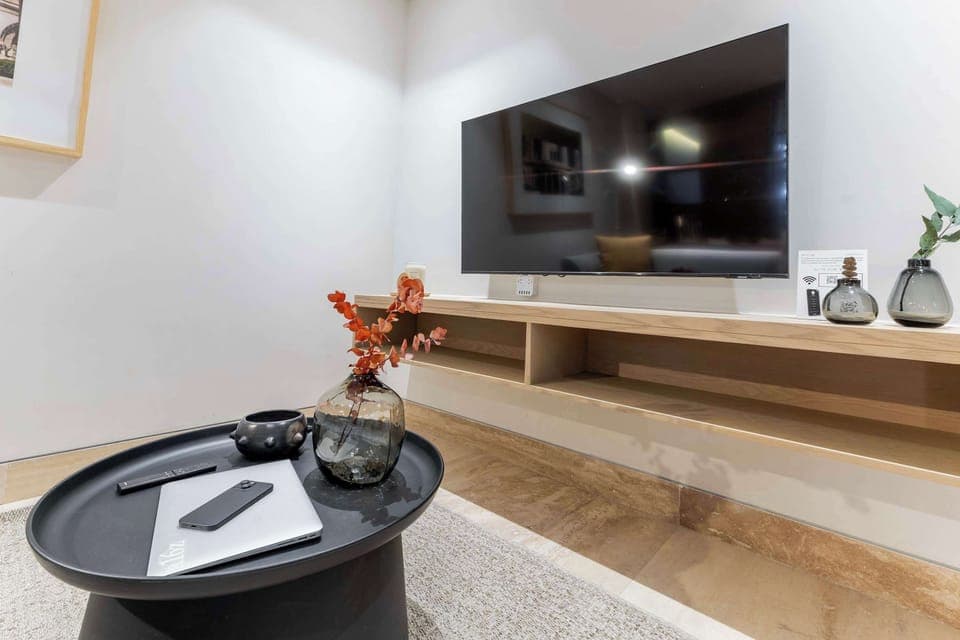 Cozy space featuring a flat-screen TV.


