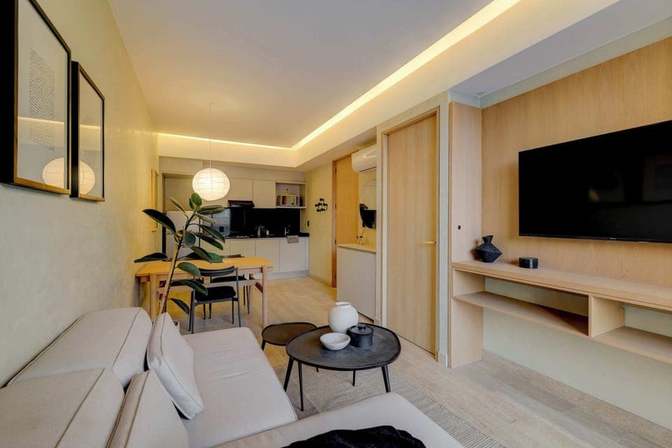 Modern Interior with Expansive Outdoor Vistas


