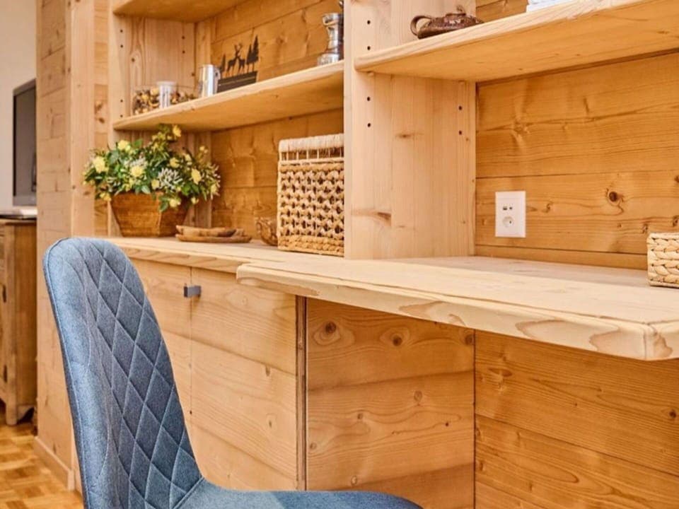 Plant, Cabinetry, Table, Building, Wood, Houseplant, Countertop, Kitchen, Flooring, Wood Stain