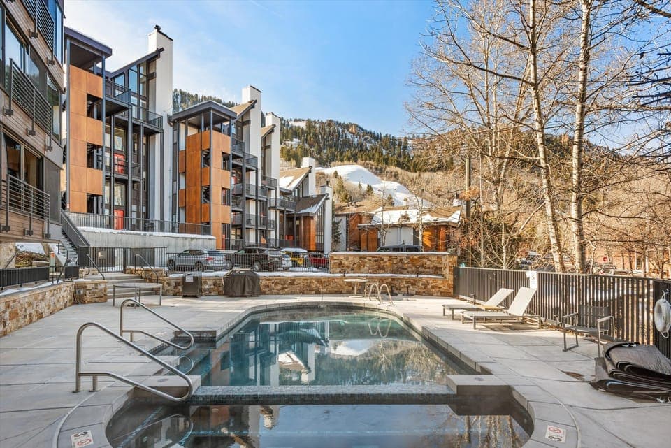 Year-round Heated Pool & Hot Tub
