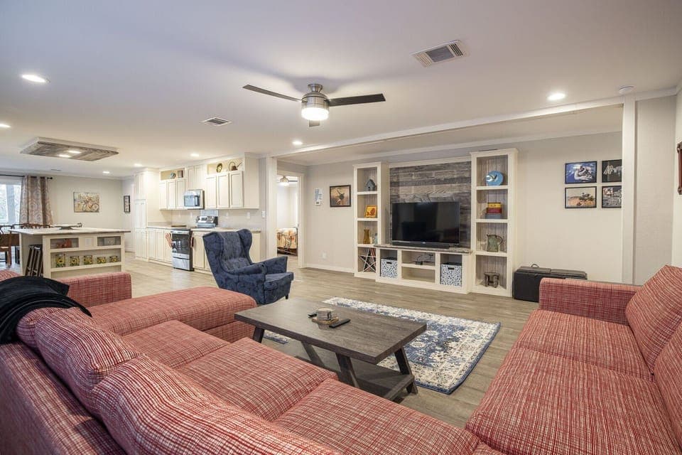 Living room with seating for the whole family!