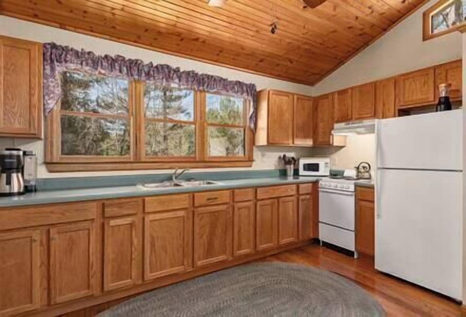 Full kitchen with full counter to prepare meals