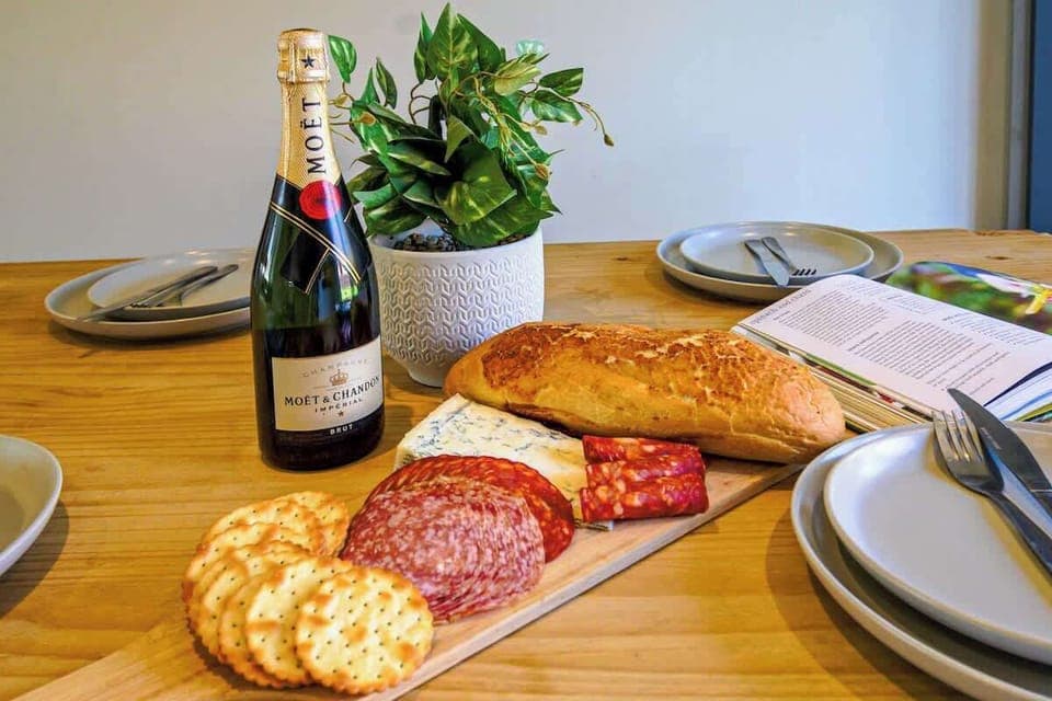 Wiltshire Way, Bletchley - Host & Stay