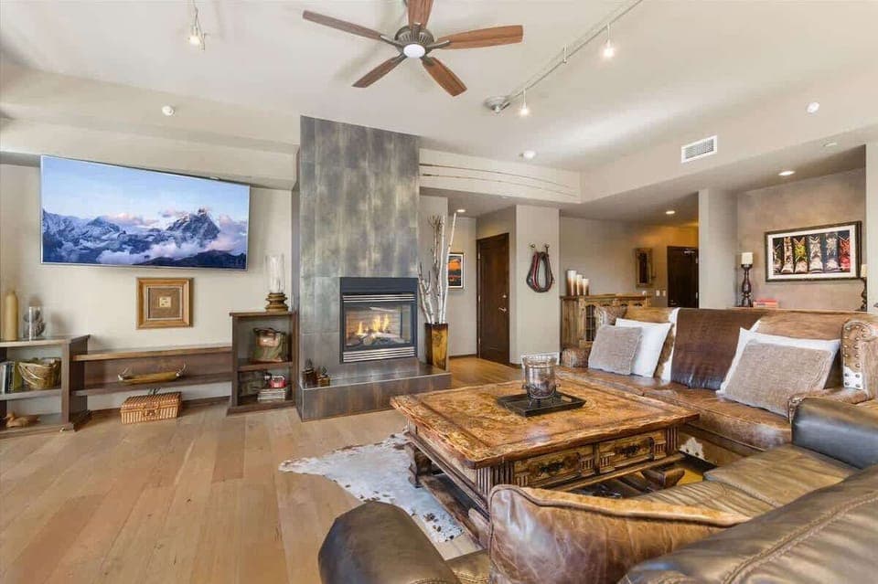 Living room with 75" TV and gas fireplace (Please note that the fireplace is turned off from April - November.)
