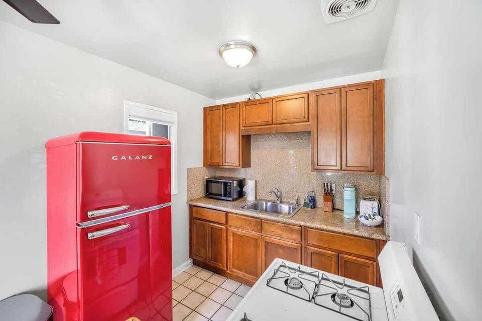 Cook up a storm in this fully equipped kitchen stocked with cooking essentials. 