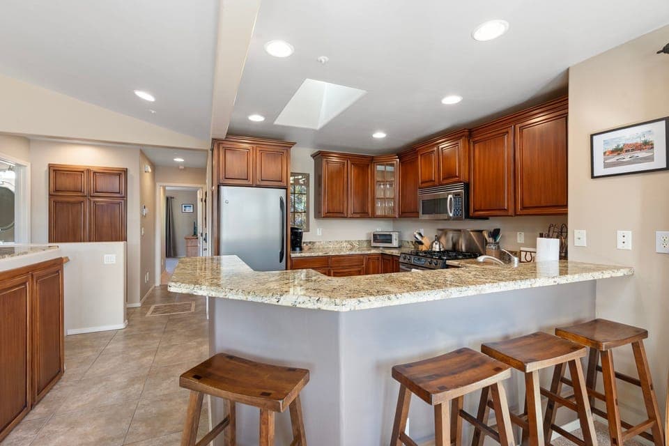 Additional barstool seating for 4 at the breakfast bar.