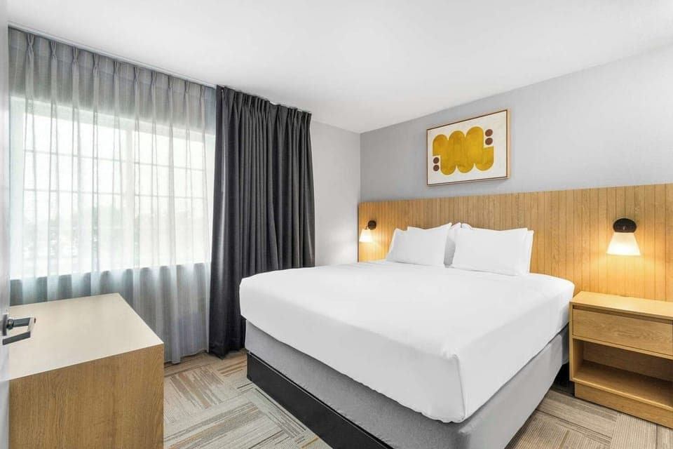 Unit with 1 queen bed