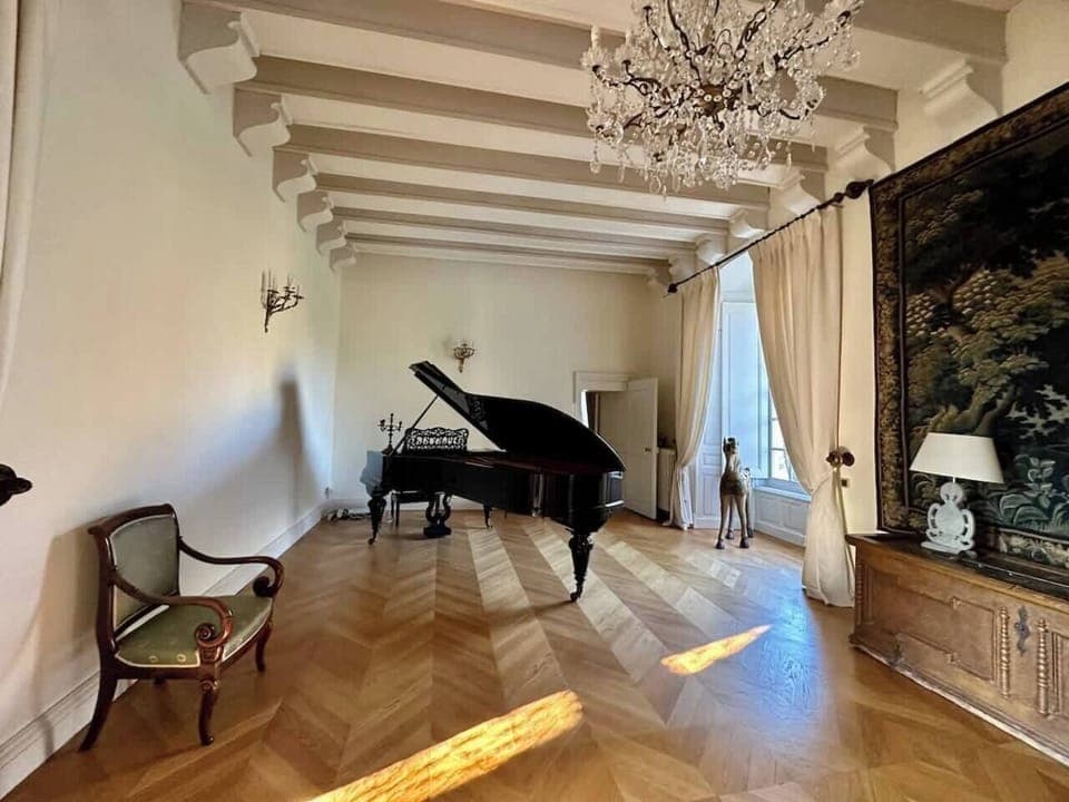 Salon avec piano à queue (2)