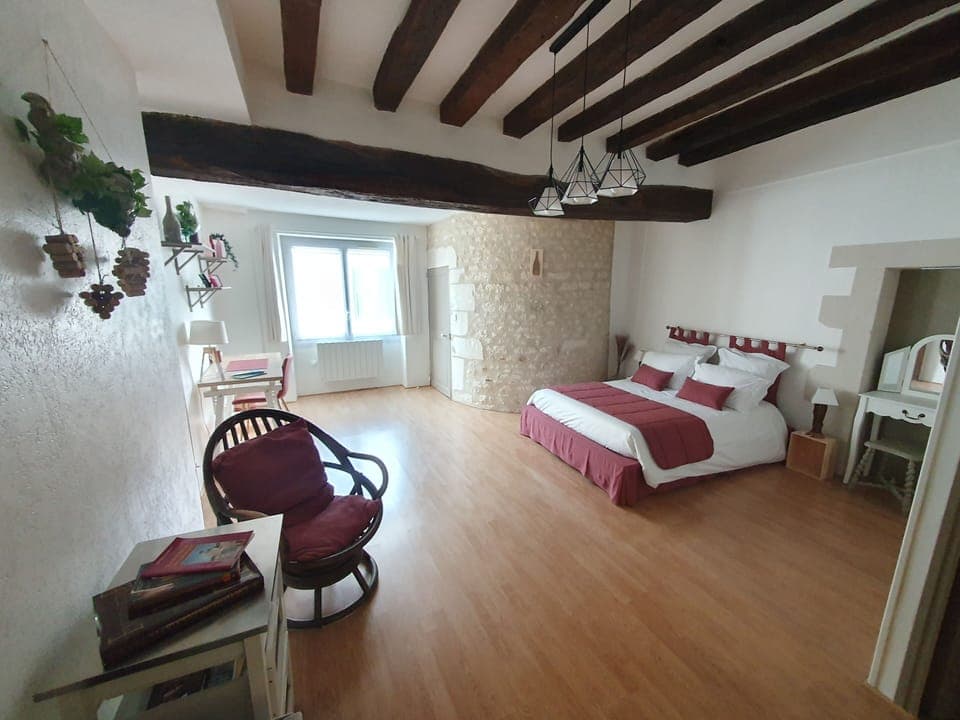 Bedroom 1 : a double bed 140x190, dressing table, reading corner, wardrobe and desk