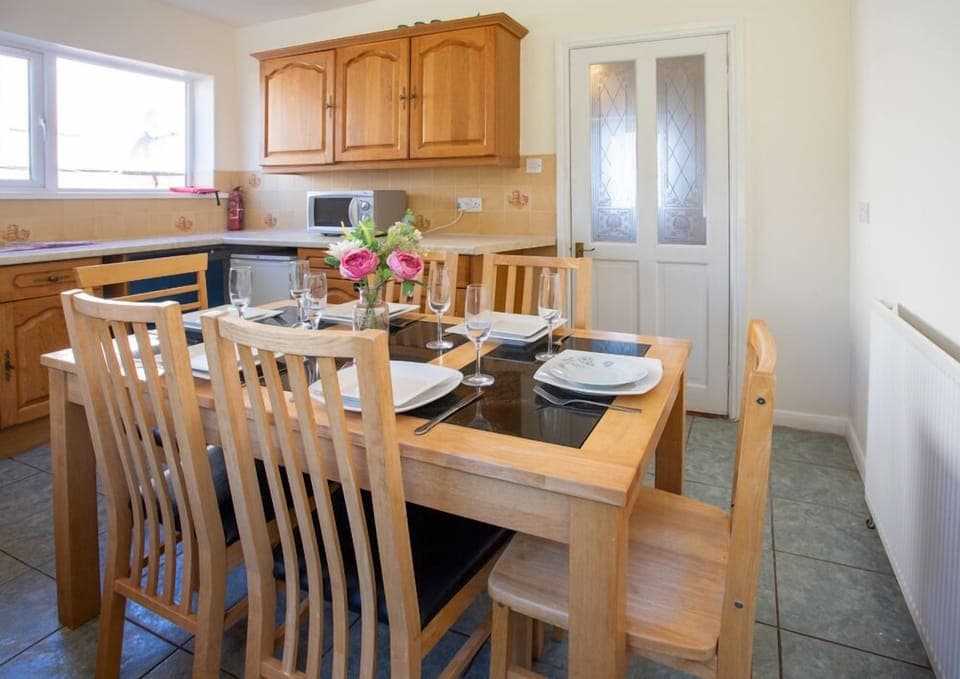 Kitchen with Dining Table seating 6