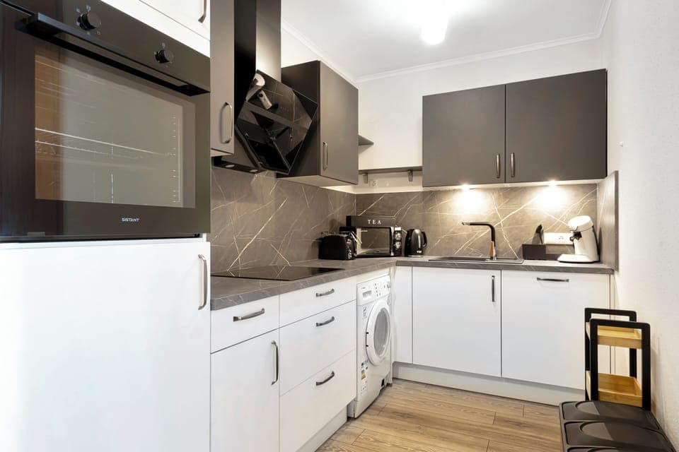 Voll ausgestattete Küche mit Mikrowelle, Toaster, Kaffeemaschine, Wasserkocher