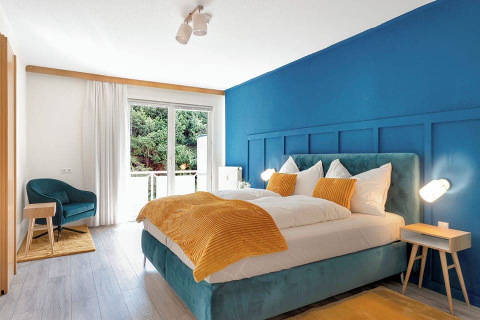 Schlafzimmer mit King-Size-Boxspringbett