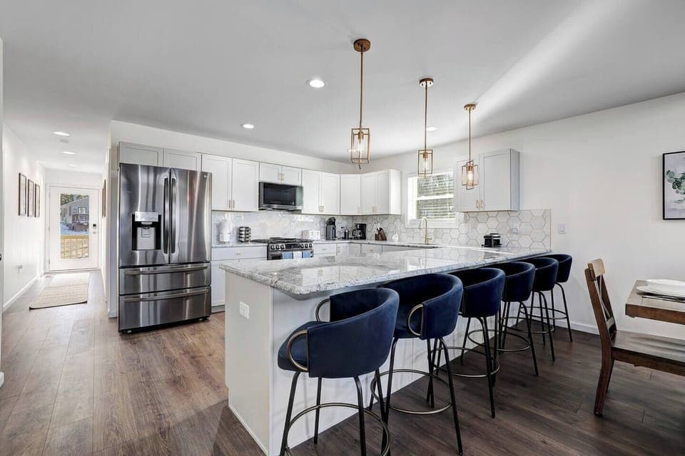 Kitchen with big island 