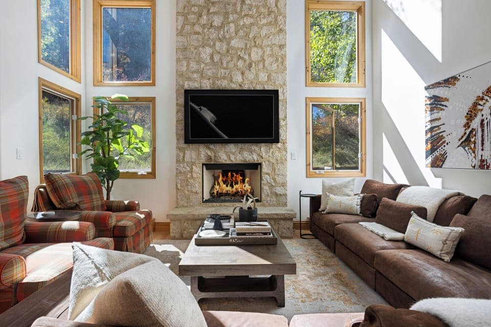 Living with tall ceilings and mountain view