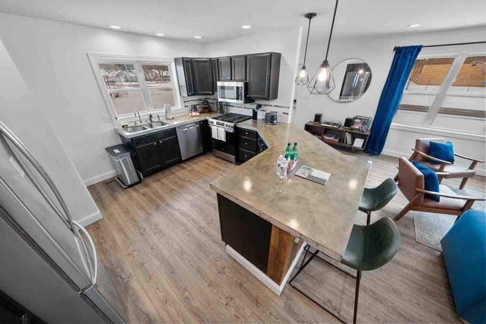 Fully Stocked Kitchen – Equipped with everything you need to whip up a gourmet meal or prepare a quick and easy snack. From stainless steel appliances to essential cookware and utensils, this kitchen has you covered for every culinary adventure.