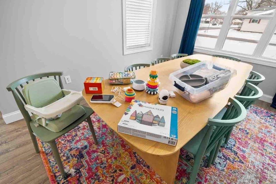 For mealtime, we provide a baby chair, kid-friendly silverware, plates, and bowls. Plus, a selection of toys is available to keep your little one entertained, ensuring a stress-free stay for the whole family.