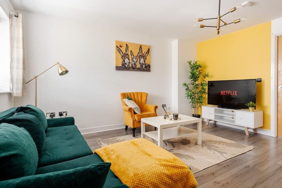 Living room  - 50'  Smart TV loaded with Netflix, HDMI cable, ambient lighting,  extra fast Wi-Fi - Complimentary tea & coffee available for your enjoyment