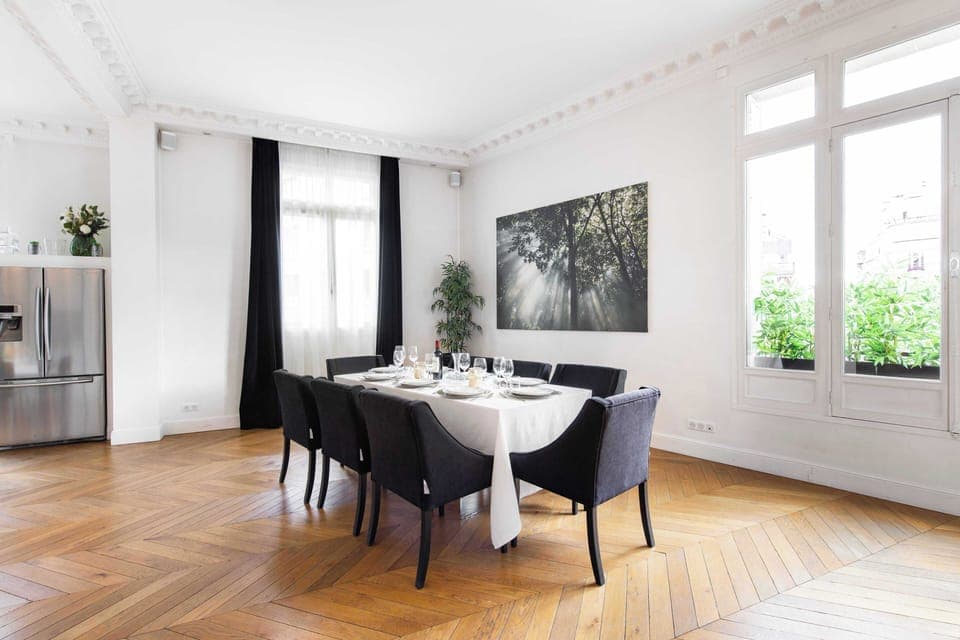spacious and bright dining room ideal for relaxing with family and friends.