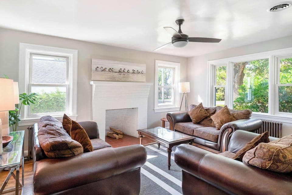 Sink into the comfort of a stylish leather sofa in the inviting living room—perfect for cozy evenings!