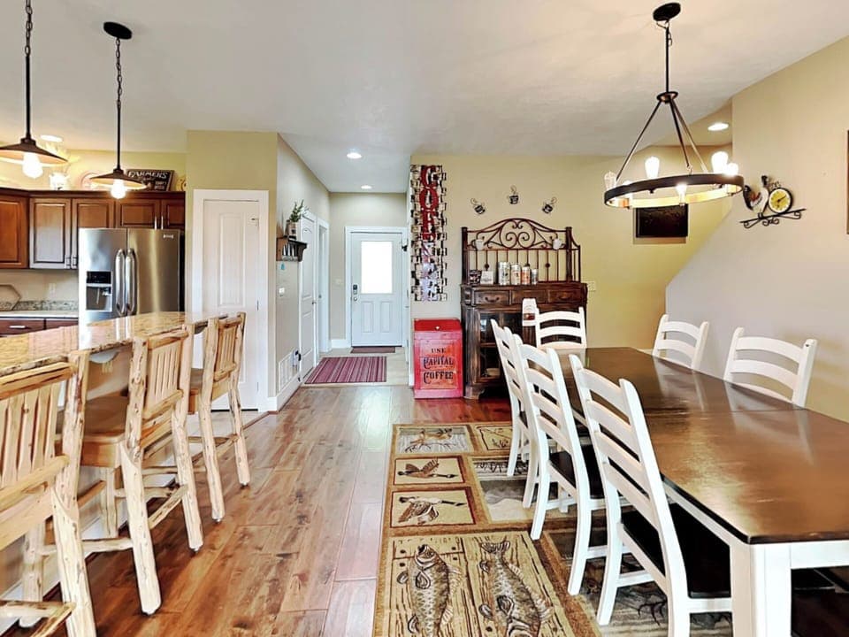 Kitchen & Dining