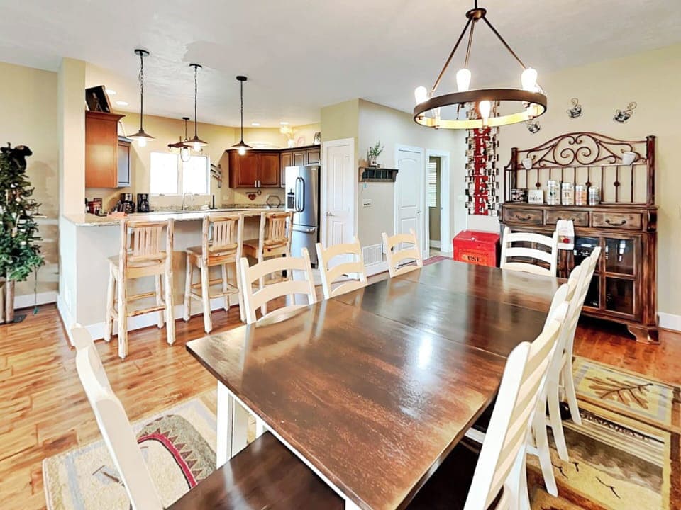 Kitchen & Dining