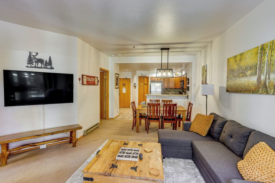 Living Room | Twin XL Sleeper Sofa | Smart TV | Free WiFi