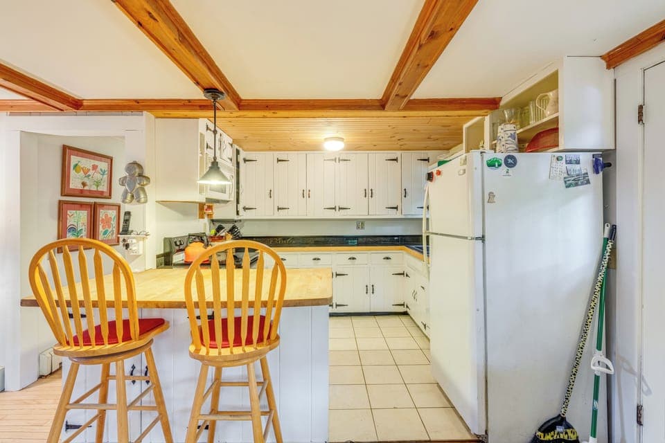 Kitchen | Cooking Basics Supplied | Dishware/Flatware Provided
