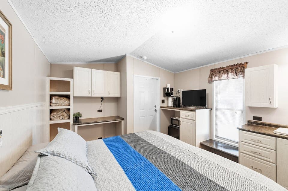 Indoors, Home Decor, Screen, Rug, Bed