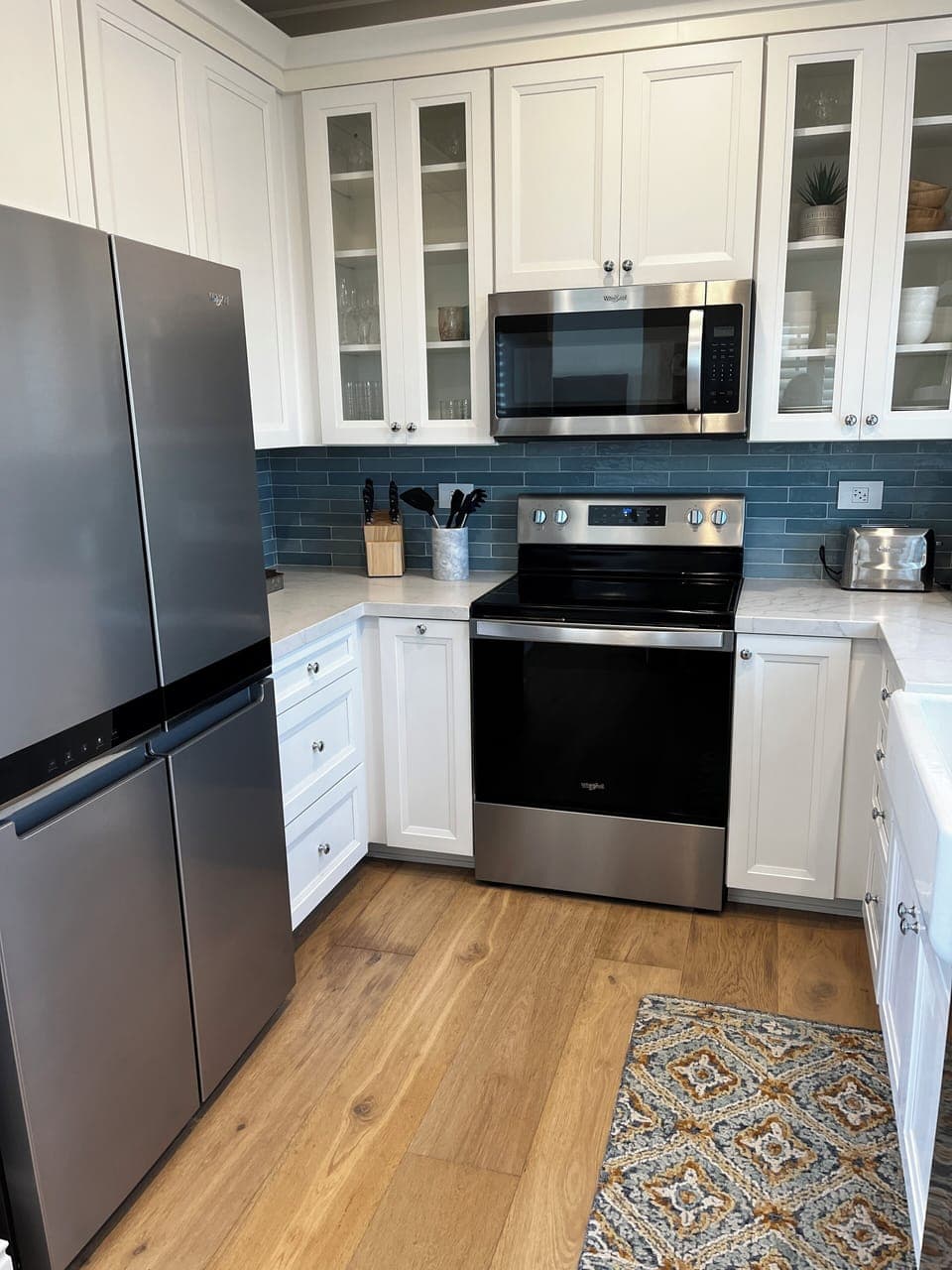 Full kitchen with all the essentials.