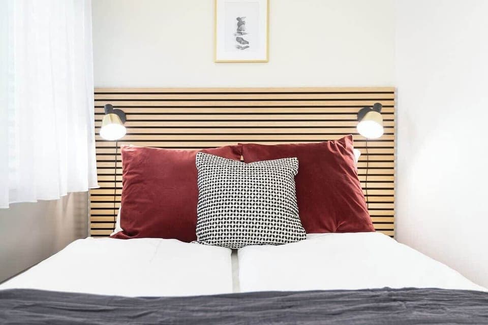 Das Zimmer verfügt über ein 140/200 Bett mit Federkern Matratze und eine Dusche/WC. Die geteilte vollausgestattete Küche ist am Ende des Ganges auch mit dem Zimmerschlüssel zugänglich