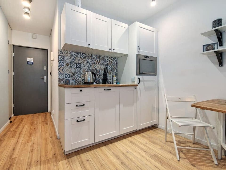 Kitchen with the Oven | Book Now with RENTUJEMY.COM