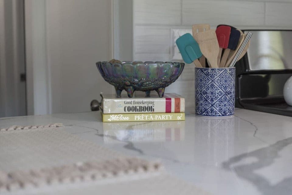 Every utensil you need, right where you need it. Bon appétit!