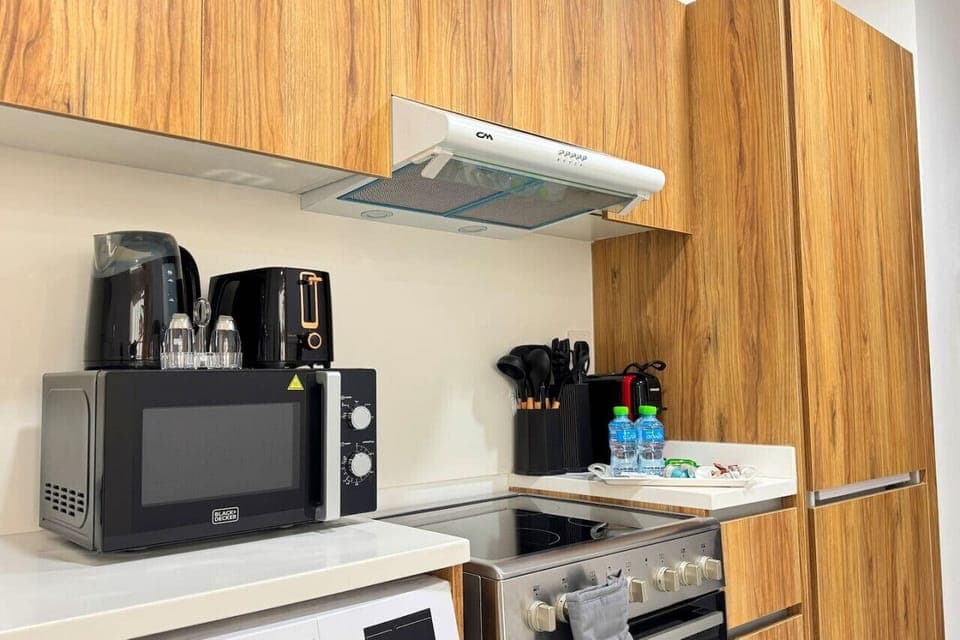 A sleek, modern kitchen equipped for both gourmet meals and quick snacks.