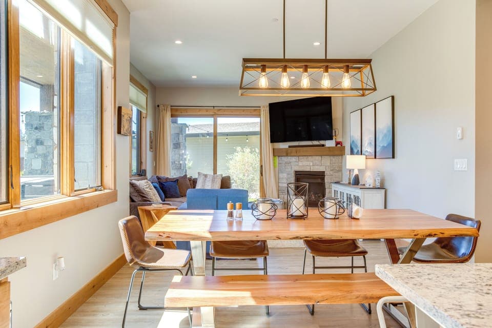 Dining Area | Dishware/Flatware Provided