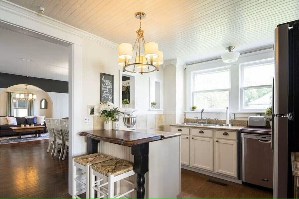 Breakfast bar in the Kitchen