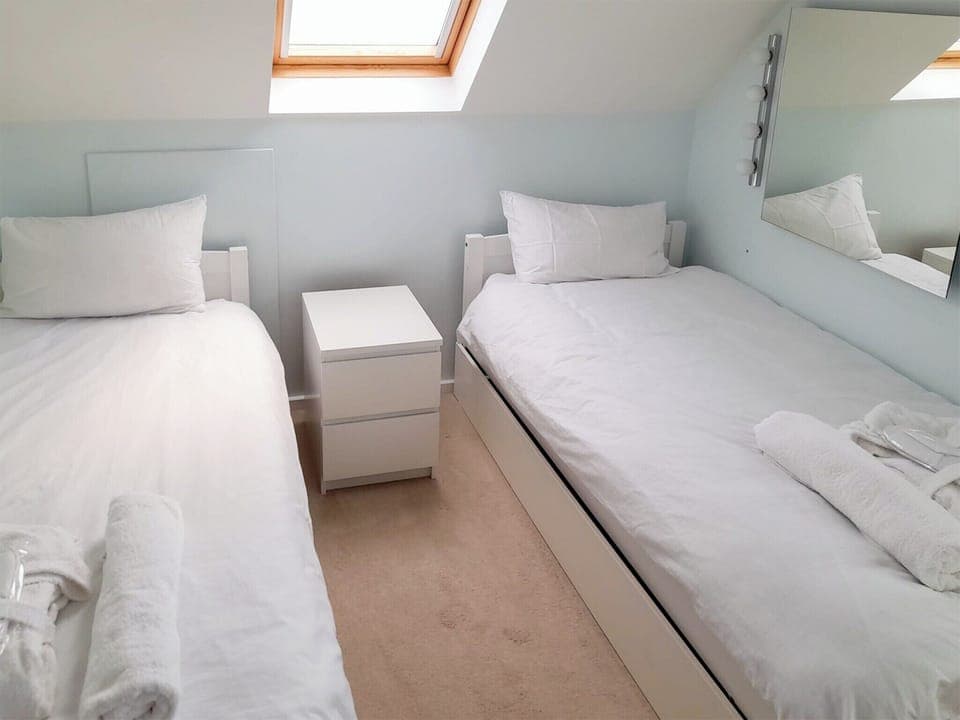 Twin bedroom | Gorsehill House, Poole