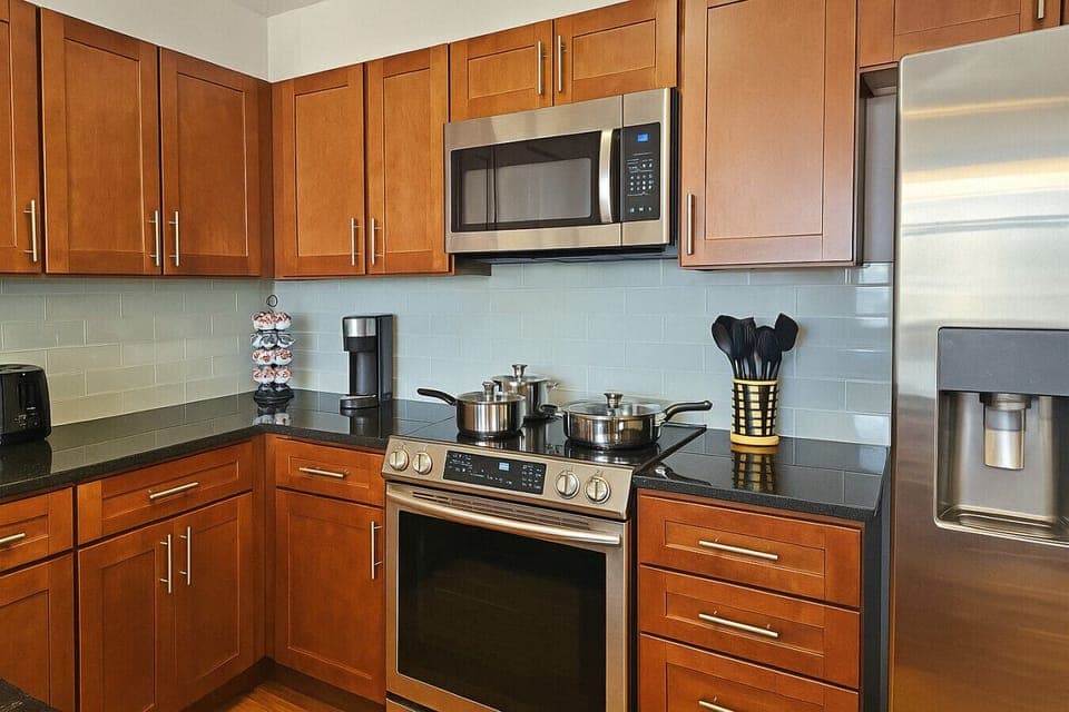 Fully Equipped Kitchen – Modern Appliances, Cookware, and Coffee Station for a Comfortable Stay