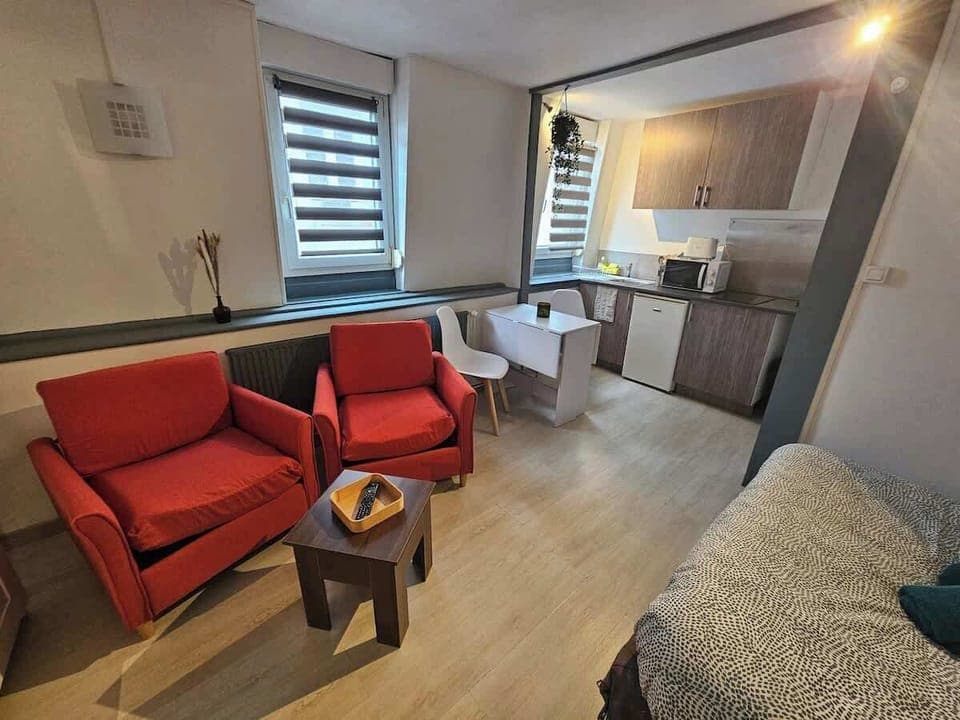 Espace salon et chambre avec télévision, ouvert sur la cuisine.
Coin salle-à-manger pour deux personnes.