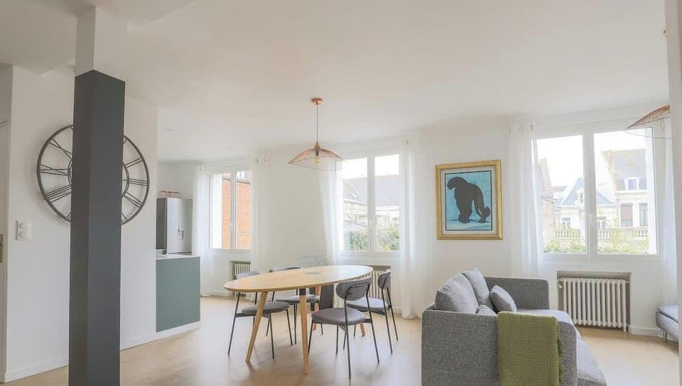 Salon avec espace salle-à-manger, ouvert sur la cuisine.
TV HD dans le salon.