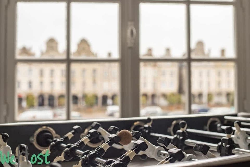 Une partie de Baby foot avec vue imprenable sur la Grand Place.